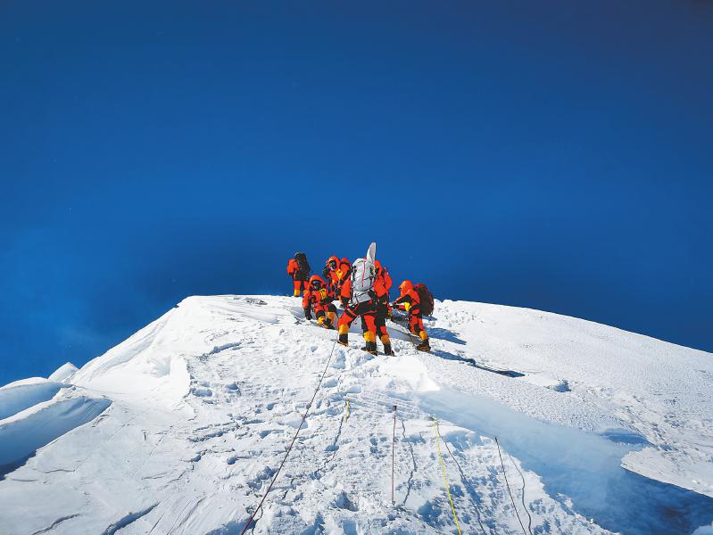 中国测量登山队登上世界海拔最高的珠穆朗玛峰峰顶 登上地球之巅 测量