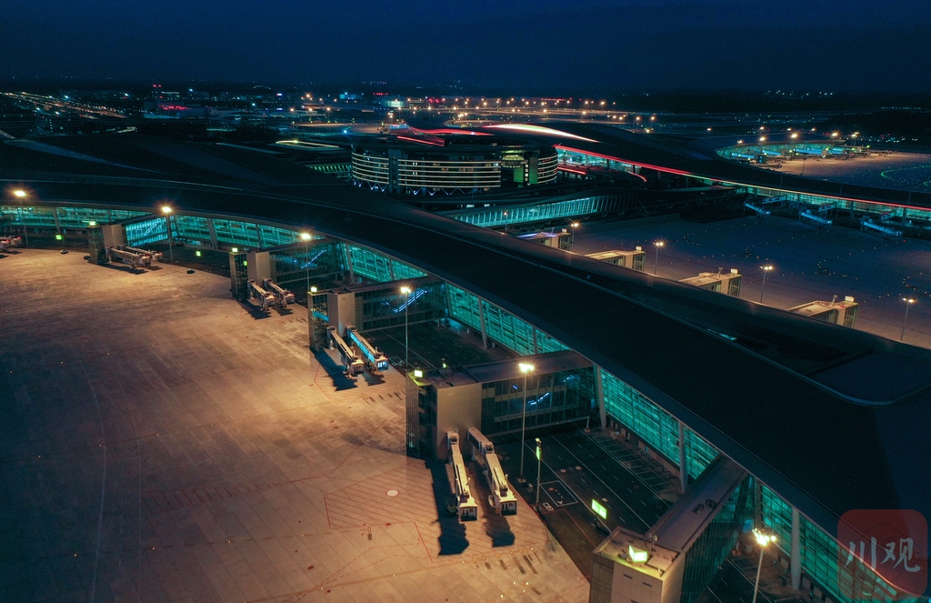 星河璀璨夜 神鸟舞九天—夜幕中的成都天府国际机场